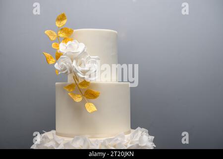Hausgemachte dreistufige Hochzeitstorte Stockfoto