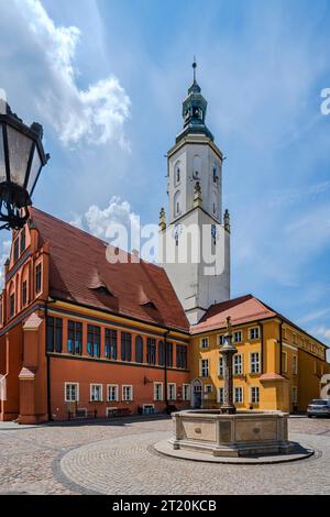 Historisches Rathaus aus Gotik und Renaissance und Brunnen auf dem Ring (Marktplatz) von Namyslow (Namslau), Woiwodschaft Oppeln, Polen. Stockfoto
