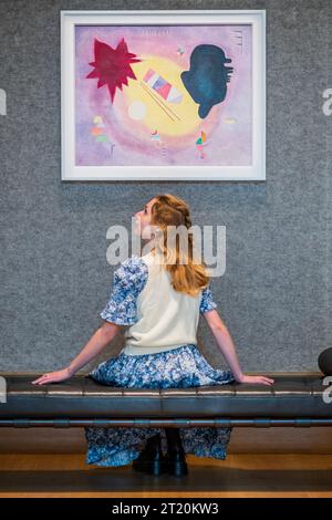 London, Großbritannien. Oktober 2023. Wassily Kandinsky (1866-1944), Milieu jaune. Schätzung: £850.000-1.250.000 - Eine Vorschau auf den Verkauf von Bonhams Impressionist and Modern Art. Der Verkauf findet am 19. Oktober in London statt. Guy Bell/Alamy Live News Stockfoto