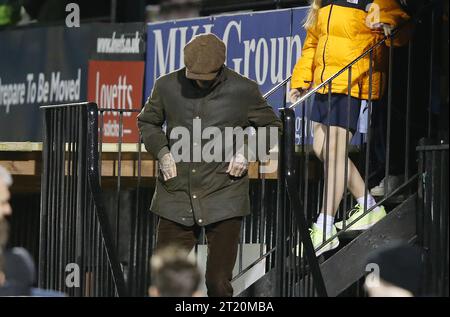 David Beckham beobachtet Romeo Beckham von Brentford B. - Brentford B U21 gegen Aston Villa U21, Premier League Cup, Gruppe D, Laithwaite Community Stadium, Woking. - 13. Januar 2023. Nur redaktionelle Verwendung – es gelten Einschränkungen für DataCo. Stockfoto