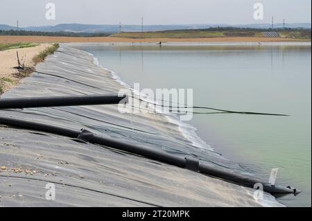 Israel, Landwirtschaft ISRAEL, Stadt Kiriat Malachi, Kibbuzfarm Tzabar-Kama, Teich mit recyceltem Wasser aus der Wasseraufbereitungsanlage von Jerusalem, das Wasser wird zur Bewässerung verwendet *** Kibutz Farm, Becken mit aufbereitetem Schmutzwasser aus einem Klärwerk, das Wasser wird zur Bewässerung verwendet Israel Stockfoto