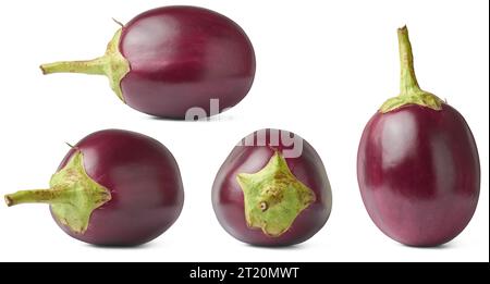 Set von Auberginen oder Brinjal, auch Aubergine genannt, populäres tiefviolettes Gemüse, das in verschiedenen Küchen weit verbreitet ist, isoliert auf weißem Hintergrund, in verschiedenen Sorten aufgenommen Stockfoto