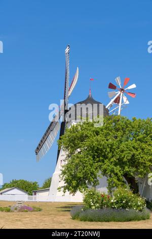 Eine wunderschöne weiße Windmühle in aarsdale, Bornholm an einem sonnigen Tag mit blauem Himmel Stockfoto