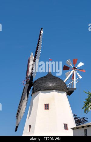 Eine wunderschöne weiße Windmühle in aarsdale, Bornholm an einem sonnigen Tag mit blauem Himmel Stockfoto