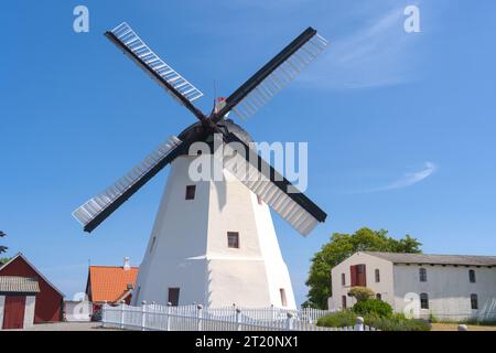 Eine wunderschöne weiße Windmühle in aarsdale, Bornholm an einem sonnigen Tag mit blauem Himmel Stockfoto