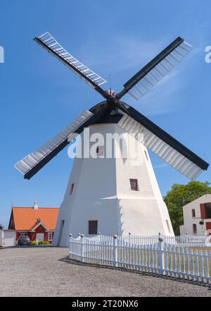 Eine wunderschöne weiße Windmühle in aarsdale, Bornholm an einem sonnigen Tag mit blauem Himmel Stockfoto