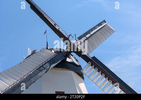 Eine wunderschöne weiße Windmühle in aarsdale, Bornholm an einem sonnigen Tag mit blauem Himmel Stockfoto