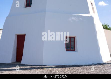 Eine wunderschöne weiße Windmühle in aarsdale, Bornholm an einem sonnigen Tag mit blauem Himmel Stockfoto