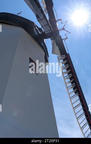 Eine wunderschöne weiße Windmühle in aarsdale, Bornholm an einem sonnigen Tag mit blauem Himmel Stockfoto