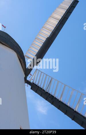 Eine wunderschöne weiße Windmühle in aarsdale, Bornholm an einem sonnigen Tag mit blauem Himmel Stockfoto