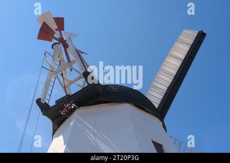 Eine wunderschöne weiße Windmühle in aarsdale, Bornholm an einem sonnigen Tag mit blauem Himmel Stockfoto