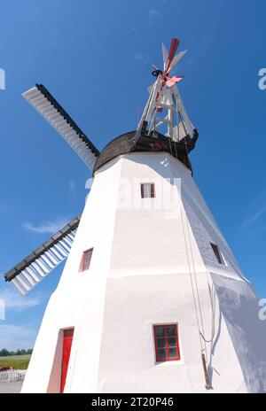 Eine wunderschöne weiße Windmühle in aarsdale, Bornholm an einem sonnigen Tag mit blauem Himmel Stockfoto