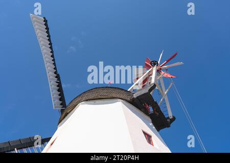 Eine wunderschöne weiße Windmühle in aarsdale, Bornholm an einem sonnigen Tag mit blauem Himmel Stockfoto