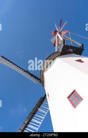 Eine wunderschöne weiße Windmühle in aarsdale, Bornholm an einem sonnigen Tag mit blauem Himmel Stockfoto