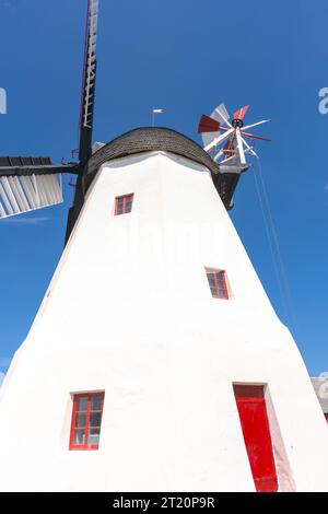 Eine wunderschöne weiße Windmühle in aarsdale, Bornholm an einem sonnigen Tag mit blauem Himmel Stockfoto