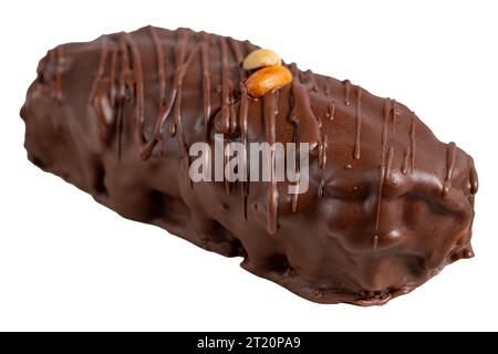 Schokolade und Erdnusskuchen. Erdnusskuchen mit frischer Karamellfüllung isoliert auf weißem Hintergrund. Nahaufnahme Stockfoto