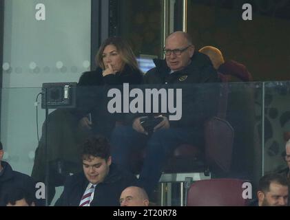 Karen Brady von West Ham United schaut zu. - West Ham United gegen Brentford, Premier League, The London Stadium, London, UK - 30. Dezember 2022 nur redaktionelle Verwendung - es gelten Einschränkungen für DataCo Stockfoto