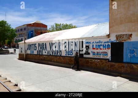 Villazon, Bolivien. Oktober 2023. Ein Mann geht an politischen Slogans vorbei, die die gegenwärtige Spaltung in Boliviens regierender MAS-Partei (Movimiento al Socialismo) zeigen. Evo-Alvaro stammt aus dem umstrittenen Wahlkampf 2019 oder vor dem Amtsantritt von Evo Morales Ayma. Lucho ist der Spitzname des amtierenden Präsidenten Luis Arce Catacora, David des amtierenden Vizepräsidenten David Choquehuanca. Neben ihren Namen befindet sich das durchgestrichene Gesicht von Evo Morales. Es gibt eine große Spaltung in der Partei, da die Anhänger von Arce und Morales darüber streiten, wer für die kommenden Wahlen 2025 kandidieren sollte. Stockfoto