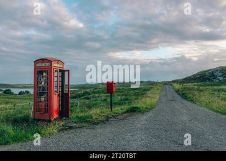 Rote Telefonzelle in der Nähe von Crulabhig auf der Isle of Lewis, Schottland. Stockfoto