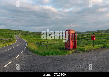 Rote Telefonzelle in der Nähe von Crulabhig auf der Isle of Lewis, Schottland. Stockfoto