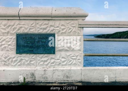 Brücke über den Atlantik nach Great Bernera mit stehenden Steinen, Isle of Lewis, Schottland. Stockfoto