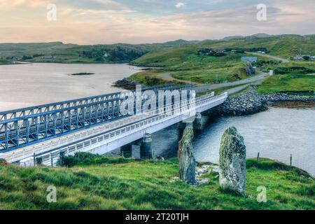 Brücke über den Atlantik nach Great Bernera mit stehenden Steinen, Isle of Lewis, Schottland. Stockfoto