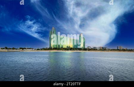 Dezember 2022, Dubai, VAE. Atemberaubende Landschaft und Wolkenkratzer von Dubai mit wunderschönen Wolken im Hintergrund während Sonnenuntergang. Stockfoto