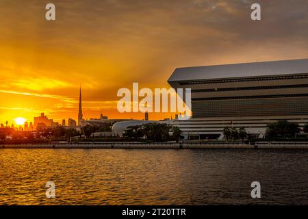 Dezember 2022, Dubai, VAE. Atemberaubende Landschaft von Dubai und Wolkenkratzer Burj Khalifa mit wunderschönen Wolken im Hintergrund. Stockfoto