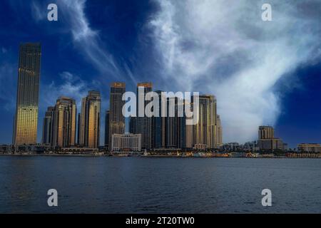 Dezember 2022, Dubai, VAE. Atemberaubende Landschaft und Wolkenkratzer von Dubai mit wunderschönen Wolken im Hintergrund während Sonnenuntergang. Stockfoto