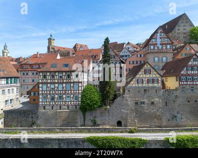 Schwaebisch Hall, Fachwerkhäuser mit Blick auf den Kirchturm, Drohnenaufnahme Stockfoto