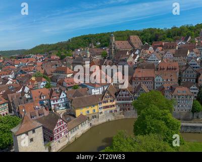 Schwaebisch Hall, Fachwerkhäuser mit Blick auf den Kirchturm, Drohnenaufnahme Stockfoto