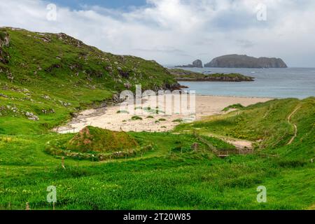 Bosta Beach ist ein schöner weißer Sandstrand auf der Insel Great Bernera, vor der Westküste der Isle of Lewis in Schottland. Stockfoto