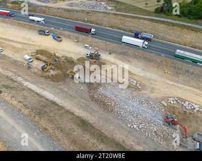 Autobahnbaustelle mit Baufahrzeugen und -Maschinen, Neubau und Sanierung der A8 bei Pforzheim, Drohnenaufnahme Stockfoto