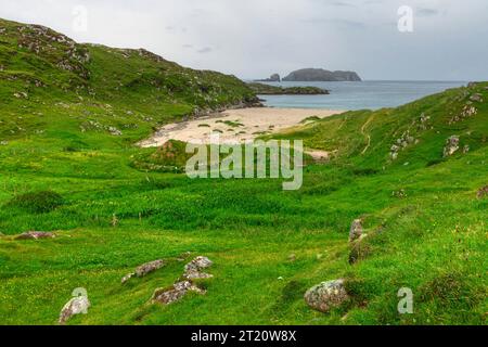 Bosta Beach ist ein schöner weißer Sandstrand auf der Insel Great Bernera, vor der Westküste der Isle of Lewis in Schottland. Stockfoto