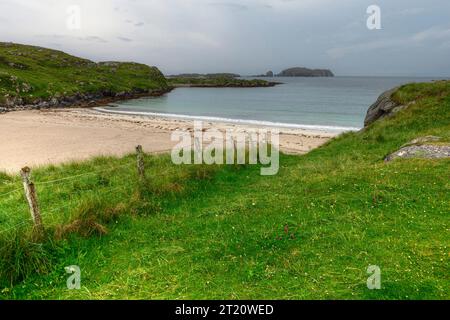 Bosta Beach ist ein schöner weißer Sandstrand auf der Insel Great Bernera, vor der Westküste der Isle of Lewis in Schottland. Stockfoto