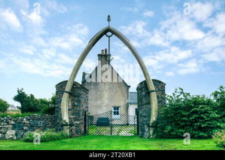 Der Walebone Arch ist ein natürlicher Felsbogen auf der Isle of Lewis in den Outer Hebriden Schottlands. Er wird aus der Rippe eines Blauwals gebildet Stockfoto