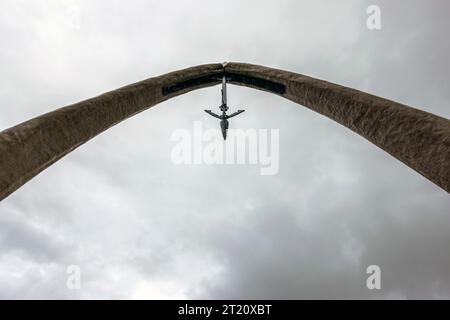 Der Walebone Arch ist ein natürlicher Felsbogen auf der Isle of Lewis in den Outer Hebriden Schottlands. Er wird aus der Rippe eines Blauwals gebildet Stockfoto