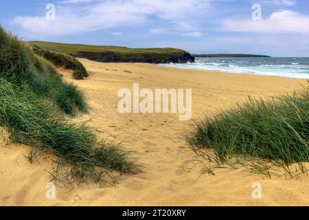 Eoropie Beach ist ein breiter Sandstrand mit hohen Dünen, der sich am Hafen von Ness am Rande des Dorfes Eoropie an der Nordspitze der Isle of Lewis befindet. Stockfoto