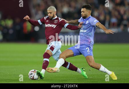 Benrahma von West Ham United kämpft gegen Ryan Fredericks von Bournemouth. - West Ham United gegen AFC Bournemouth, Premier League, London Stadium, London, UK - 24. Oktober 2022 nur redaktionelle Verwendung - es gelten Einschränkungen für DataCo Stockfoto