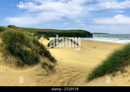 Eoropie Beach ist ein breiter Sandstrand mit hohen Dünen, der sich am Hafen von Ness am Rande des Dorfes Eoropie an der Nordspitze der Isle of Lewis befindet. Stockfoto