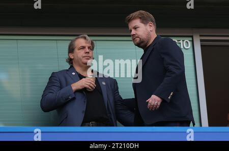 James Corden & Chelsea Eigentümer Todd Boehly. - Chelsea V Wolverhampton Wanderers, Premier League, Stamford Bridge, London, UK - 8. Oktober 2022 nur redaktionelle Verwendung - es gelten Einschränkungen für DataCo Stockfoto