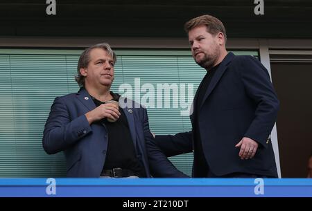 James Corden & Chelsea Eigentümer Todd Boehly. - Chelsea V Wolverhampton Wanderers, Premier League, Stamford Bridge, London, UK - 8. Oktober 2022 nur redaktionelle Verwendung - es gelten Einschränkungen für DataCo Stockfoto