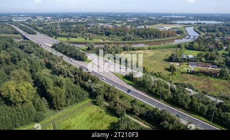 Mechelen, Provinz Antwerpen, Belgien, 06 09 2023, Luftaufnahme der Autobahn E19 zwischen Brüssel und Antwerpen mit Verkehr, Hochwinkelansicht. Hochwertige Fotos Stockfoto