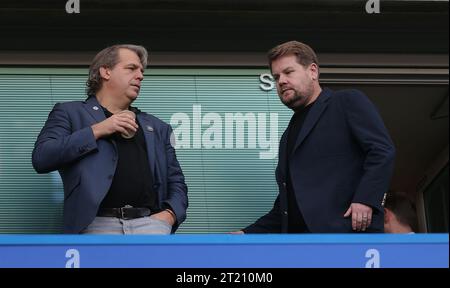 James Corden & Chelsea Eigentümer Todd Boehly. - Chelsea V Wolverhampton Wanderers, Premier League, Stamford Bridge, London, UK - 8. Oktober 2022 nur redaktionelle Verwendung - es gelten Einschränkungen für DataCo Stockfoto