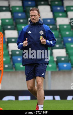 National Football Stadium im Windsor Park, Belfast, Nordirland, Großbritannien. Oktober 2023. Die nordirische Mannschaft trainiert vor dem morgigen Fußballspiel gegen Slowenien in der Qualifikation zur EM 2024. Quelle: David Hunter/Alamy Live News. Stockfoto