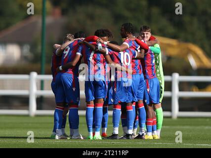 Crystal Palace U18 in einem Team drängen sich vor dem Spiel. - Crystal Palace U18 gegen Chelsea U18, U18 Premier League South, Crystal Palace Academy, London. - 1. Oktober 2022. Nur redaktionelle Verwendung – es gelten Einschränkungen für DataCo. Stockfoto