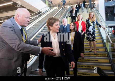 Aberdeen, Schottland, Großbritannien. Oktober 2023. Tag zwei der SNP-Jahreskonferenz, an dem die ehemalige erste Ministerin Nicola Sturgeon teilnimmt. Es folgte ein Medienrausch, bevor sie sich in den Konferenzsaal machte, um sich die Nachmittagsgeschichten anzuhören. Iain Masterton/Alamy Live News Stockfoto