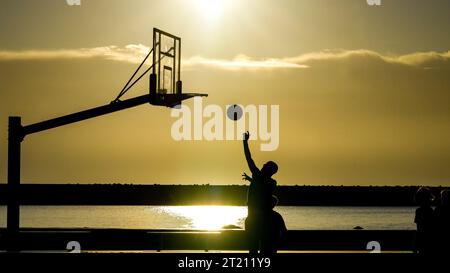 Le Havre (Nordfrankreich): Basketballspieler bei Sonnenuntergang am späten Nachmittag Stockfoto