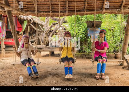Karen Frauen aus Pai in Mae Hong Son, Thailand, mit Messing-Halsringen, farbenfroher Bluse, farbenfrohen Beinbezügen und farbenfrohen Kopfbedeckungen Stockfoto