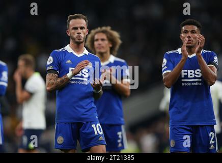 James Maddison aus Leicester City sieht enttäuscht und deprimiert aus und applaudiert den Fans. - Tottenham Hotspur / Leicester City, Premier League, Tottenham Hotspur Stadium, London, Vereinigtes Königreich - 17. September 2022. Nur redaktionelle Verwendung – es gelten Einschränkungen für DataCo Stockfoto